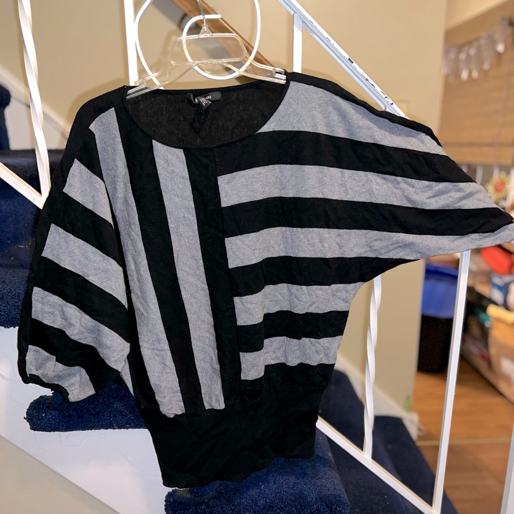 XL Black&Gray Striped Top With 3-Quarter Sleeves and Fitted Waist